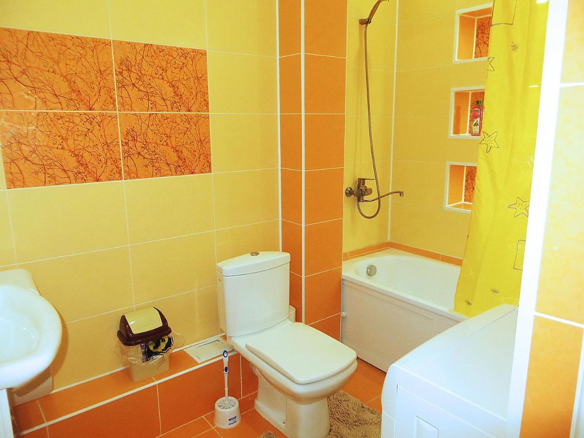 Yellow Apartment In The Center Of Bișkek Exterior foto